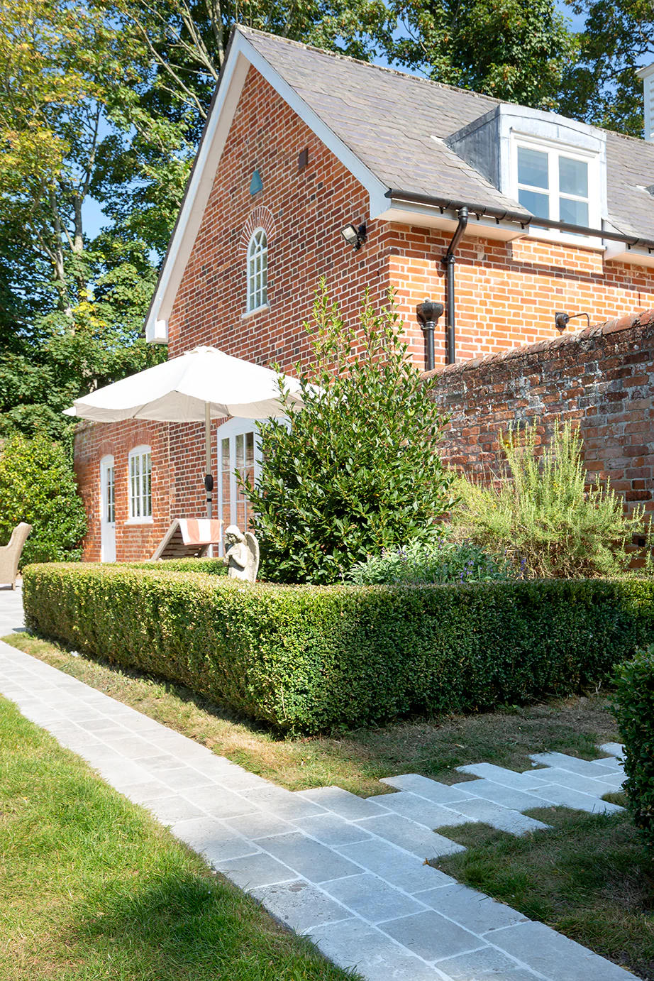 Clermont GrisĀ® Aged Tumbled Limestone Cobbles - Image 3