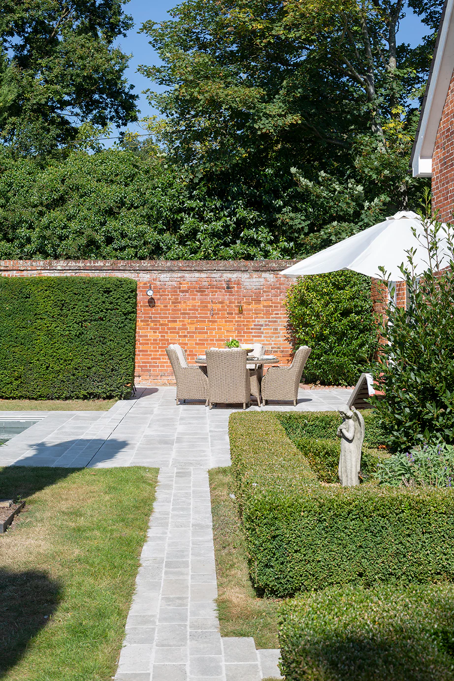 Clermont GrisĀ® Aged Tumbled Limestone Cobbles - Image 4