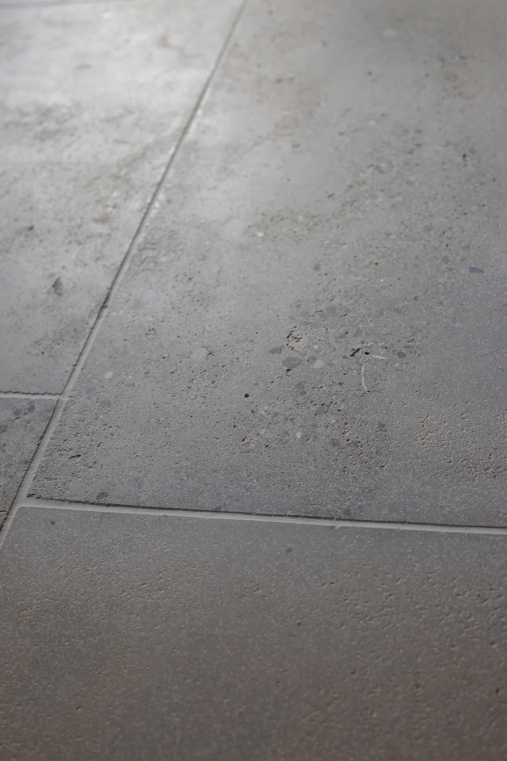 Clermont GrisĀ® Lightly Tumbled Limestone Tiles - Image 6