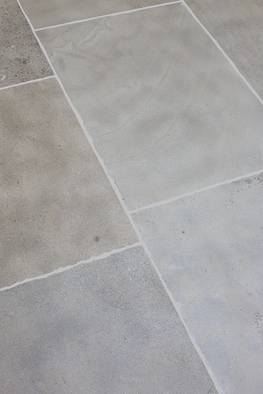 Clermont GrisĀ® Lightly Tumbled Limestone Tiles - Image 8