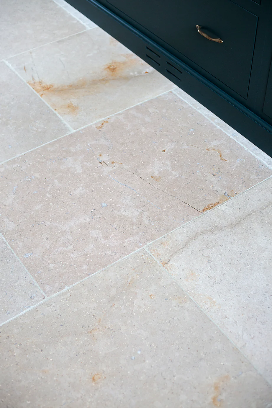 Dijon Blend Tumbled Limestone Tiles - Image 17