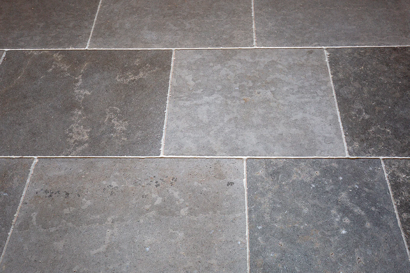 Farrow Blend Tumbled Limestone Tiles - Image 6