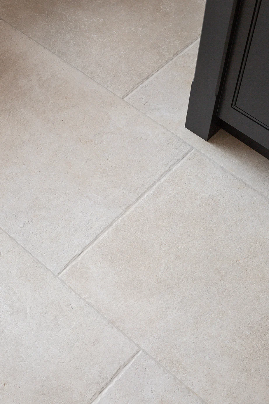 Hambleton Ivory Textured Stone Effect Porcelain - Image 4