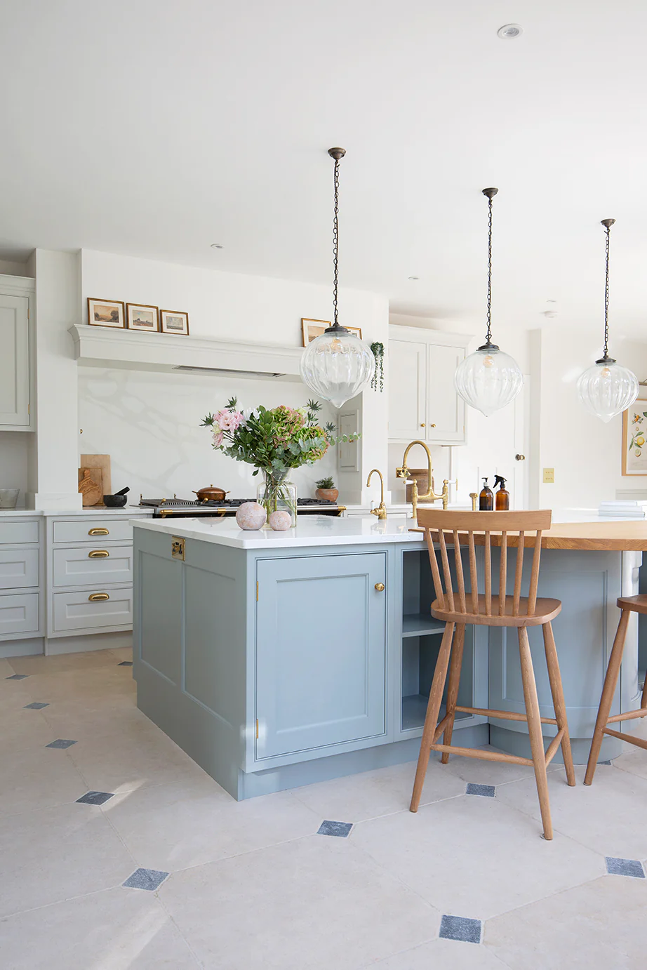 Versailles Manoir Cabochon Limestone Tiles - Image 3