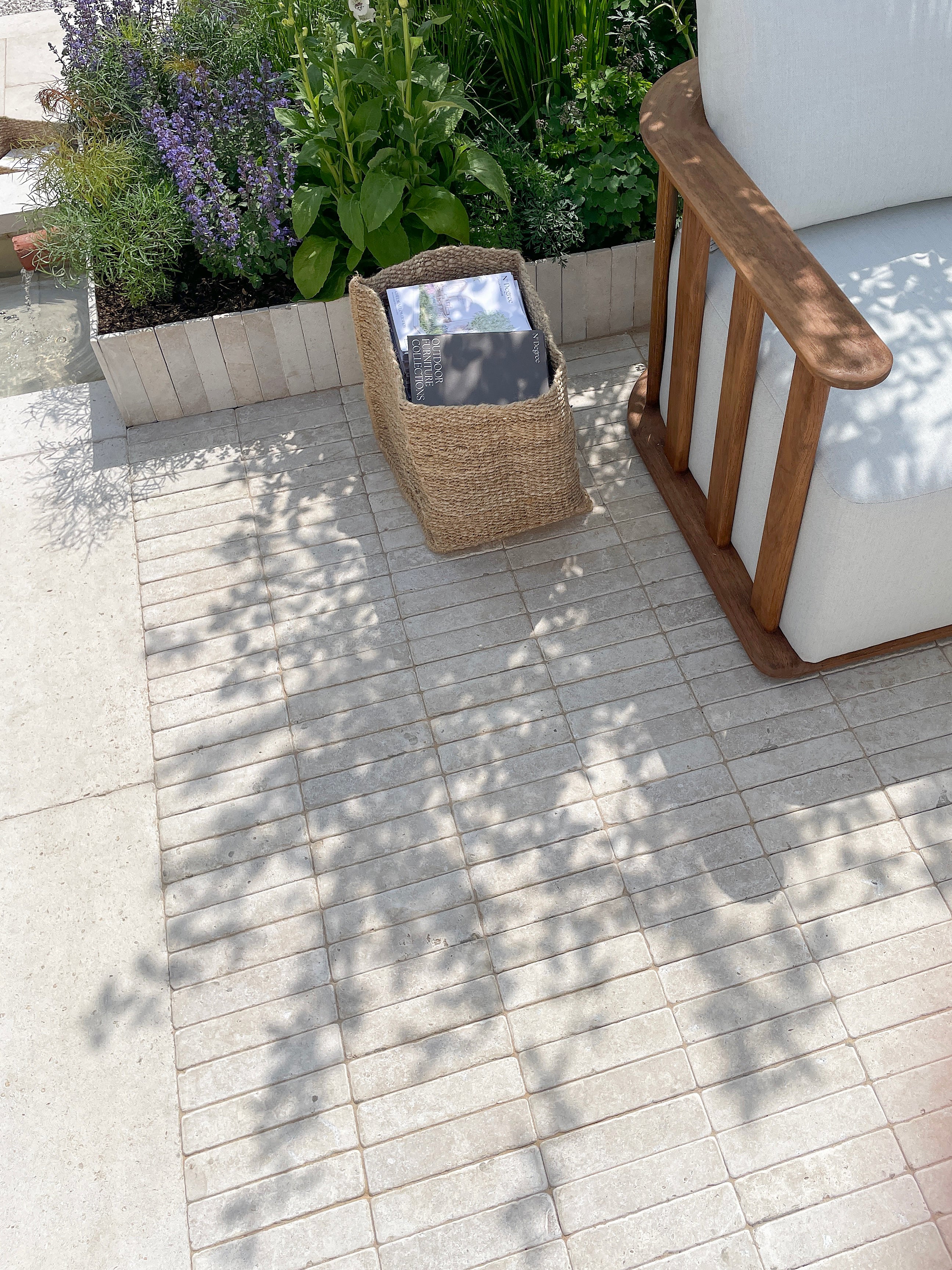 Versailles Softly Aged Herringbone Paving Cobbles - Image 3