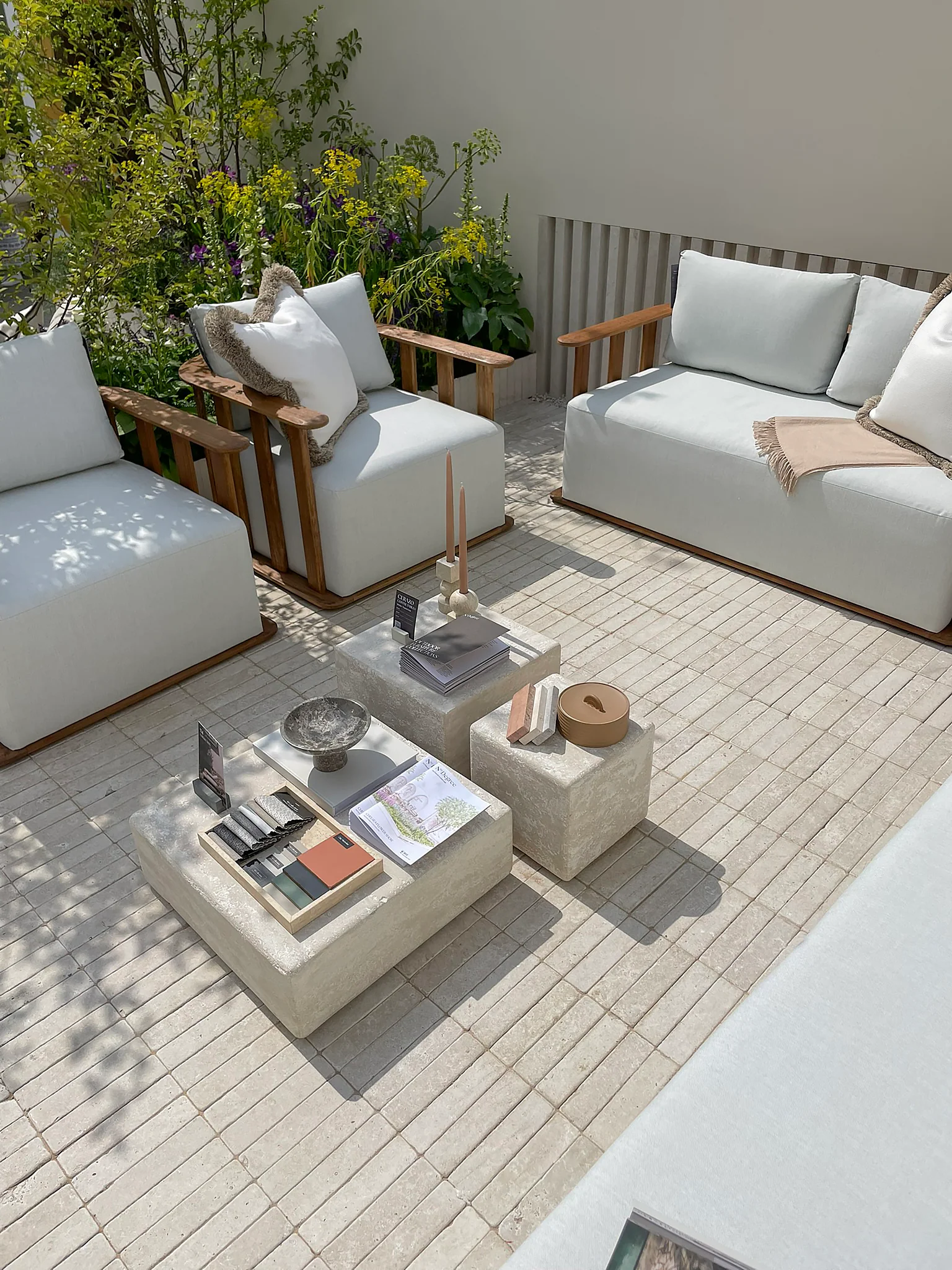 Versailles Softly Aged Herringbone Paving Cobbles - Image 4