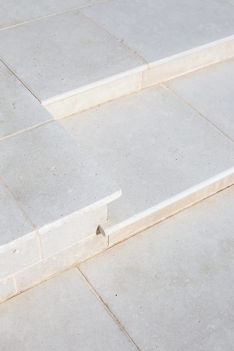 Versailles Softly Aged Limestone Paving - Image 10