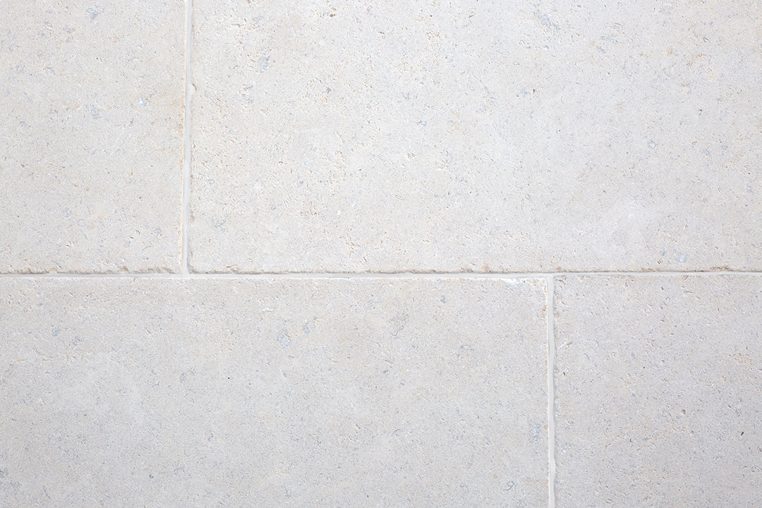 Versailles Softly Aged Limestone Paving - Image 12