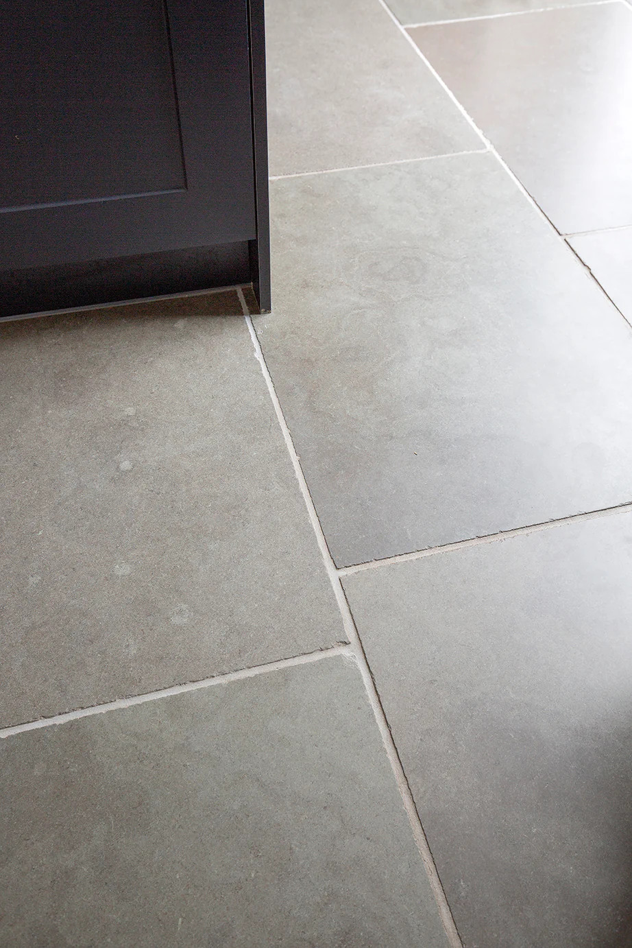 Windsor Grey Tumbled Limestone Tiles - Image 4