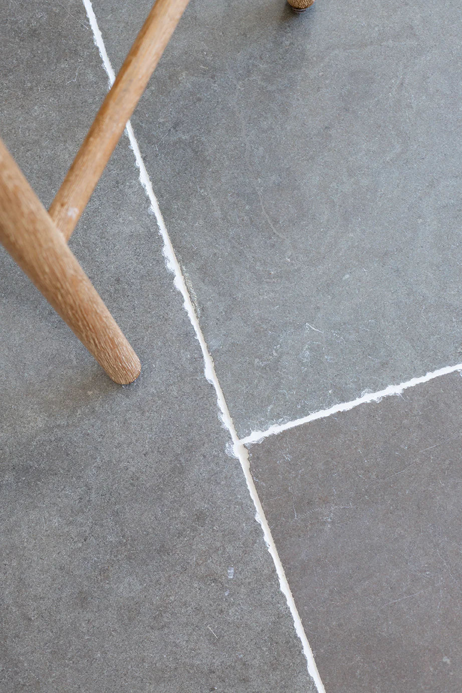 Windsor Grey Tumbled Limestone Tiles - Image 5